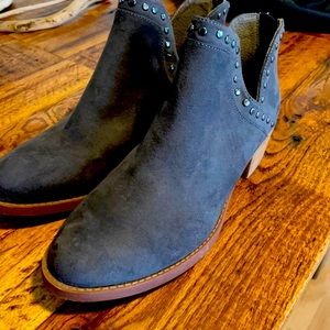 Never worn, thought they would fit but just a tad small for me.